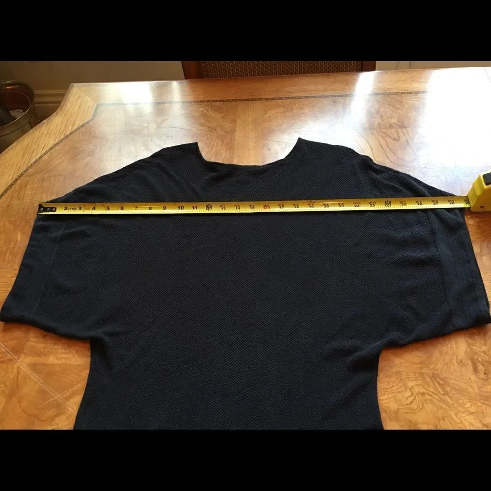PERFECT 70% Silk Fitting Light Knit Hourglass Top!